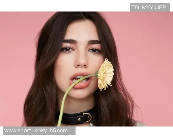 歌手杜阿利帕现场观战博卡与河床引发争议手持两队球衣合影引热议